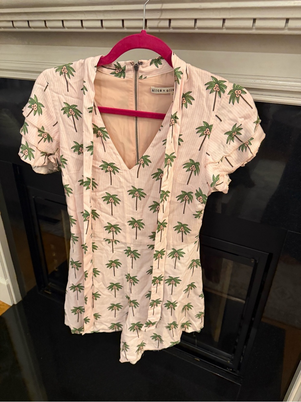 Alice + Olivia Blush Pink Palm-Print V-Neck Short Sleeve Top